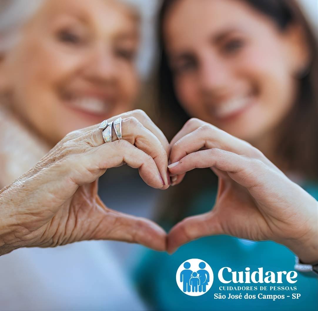 Assistida e cuidadora da Cuidare SJC em São José dos Campos, unindo as mãos em formato de coração